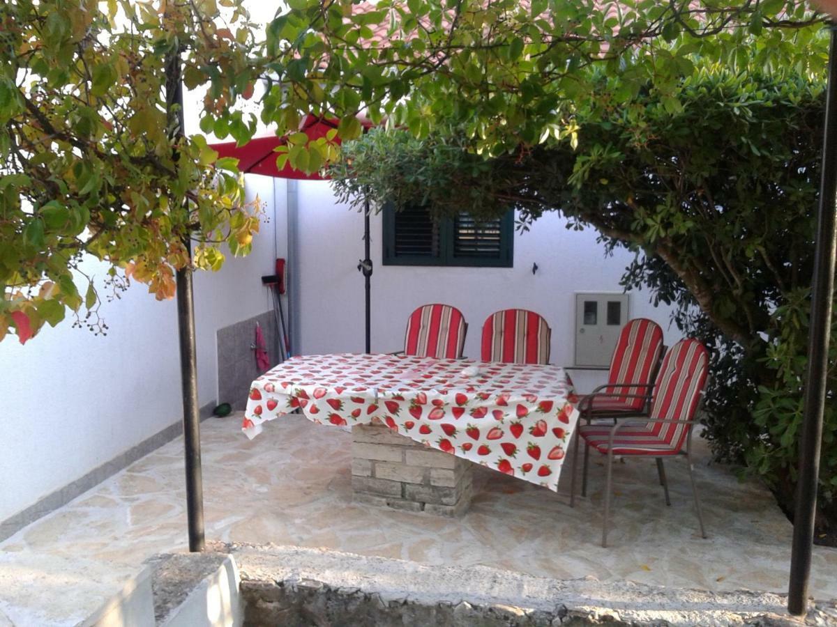 Apartment Milka Petrcane Bagian luar foto