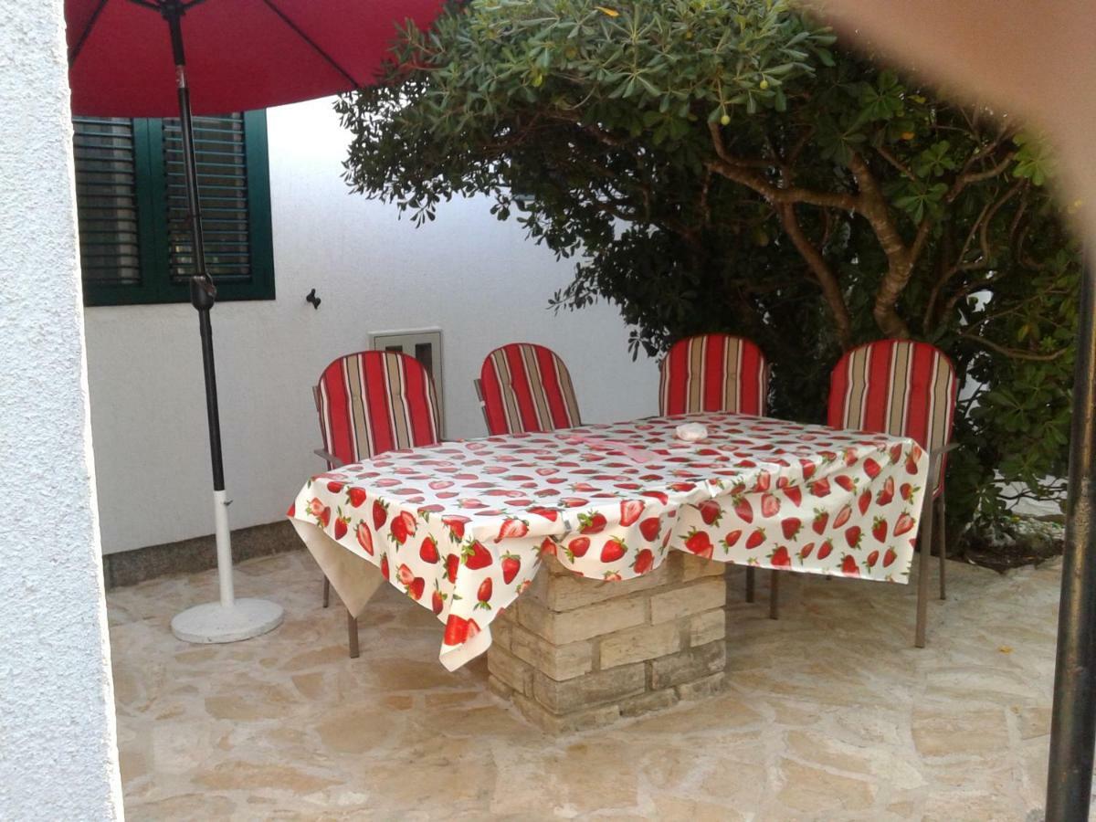 Apartment Milka Petrcane Bagian luar foto