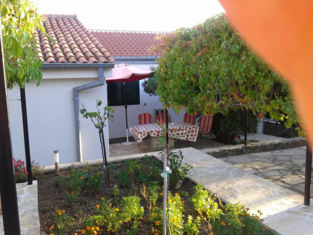 Apartment Milka Petrcane Bagian luar foto